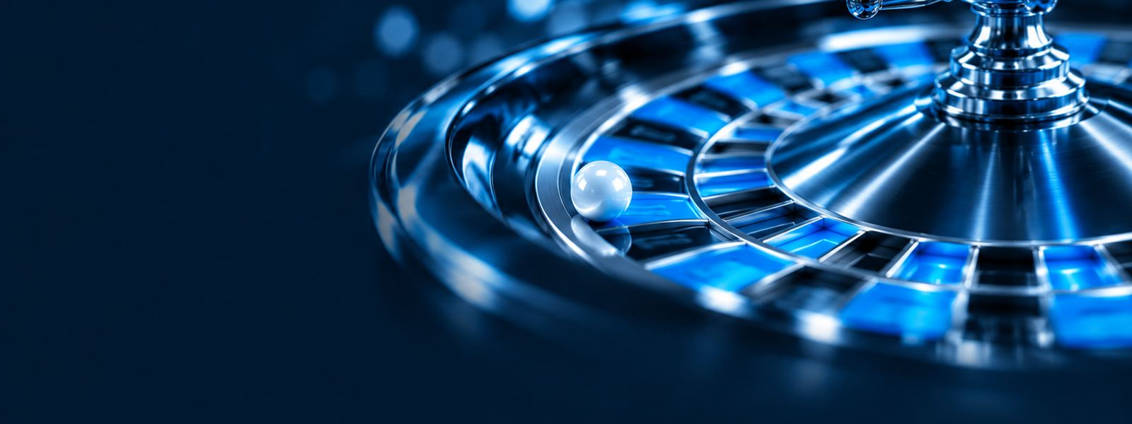 Rueda de ruleta en movimiento con la bola blanca y luces azules de estudio al fondo